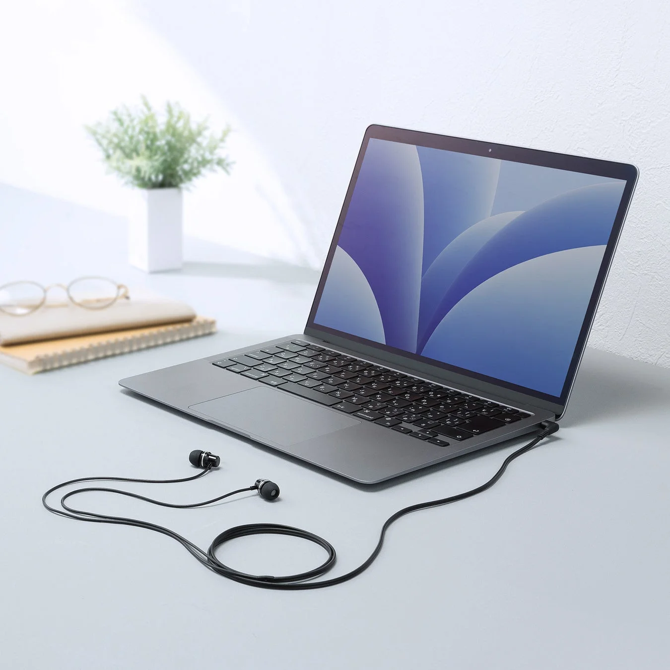 ノートパソコンと有線イヤホン