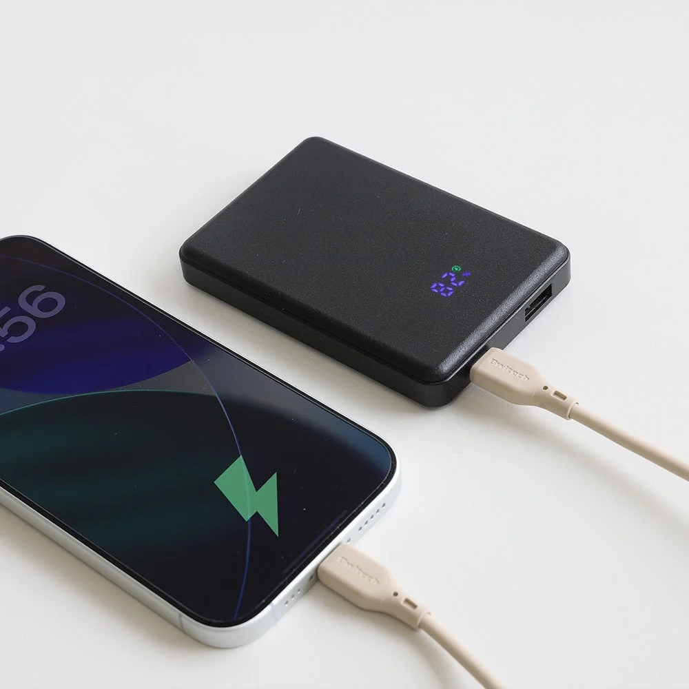 黒いモバイルバッテリーがスマートフォンを充電