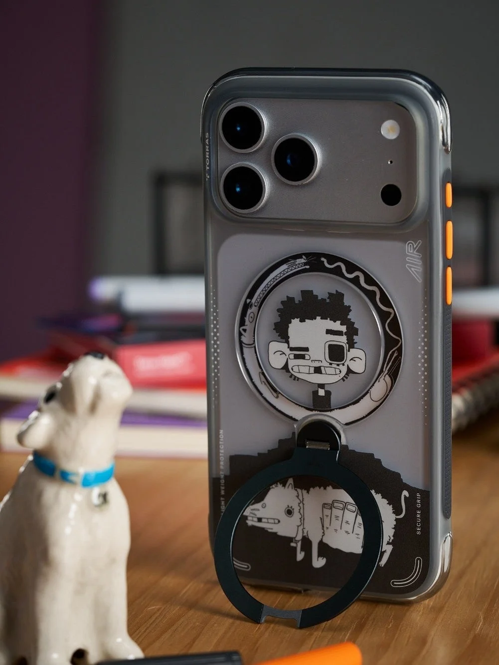 TORRAS x GAWX iPhoneケースと犬の置物