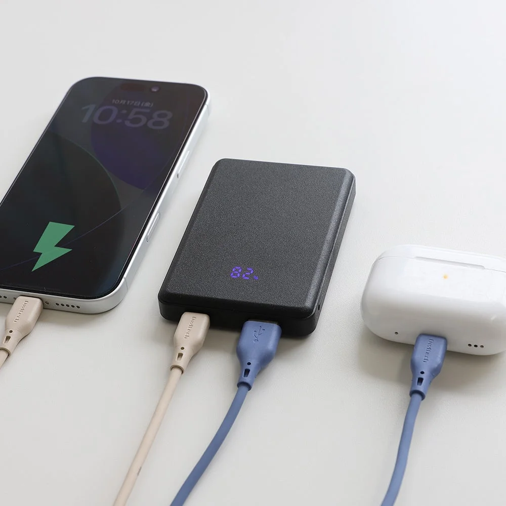 モバイルバッテリーがスマートフォンとワイヤレスイヤホンを同時に充電