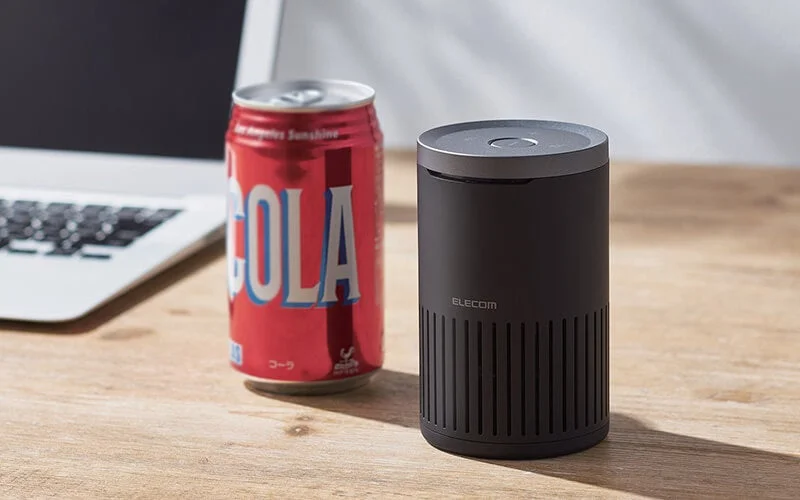 コーラの缶とスピーカーフォン