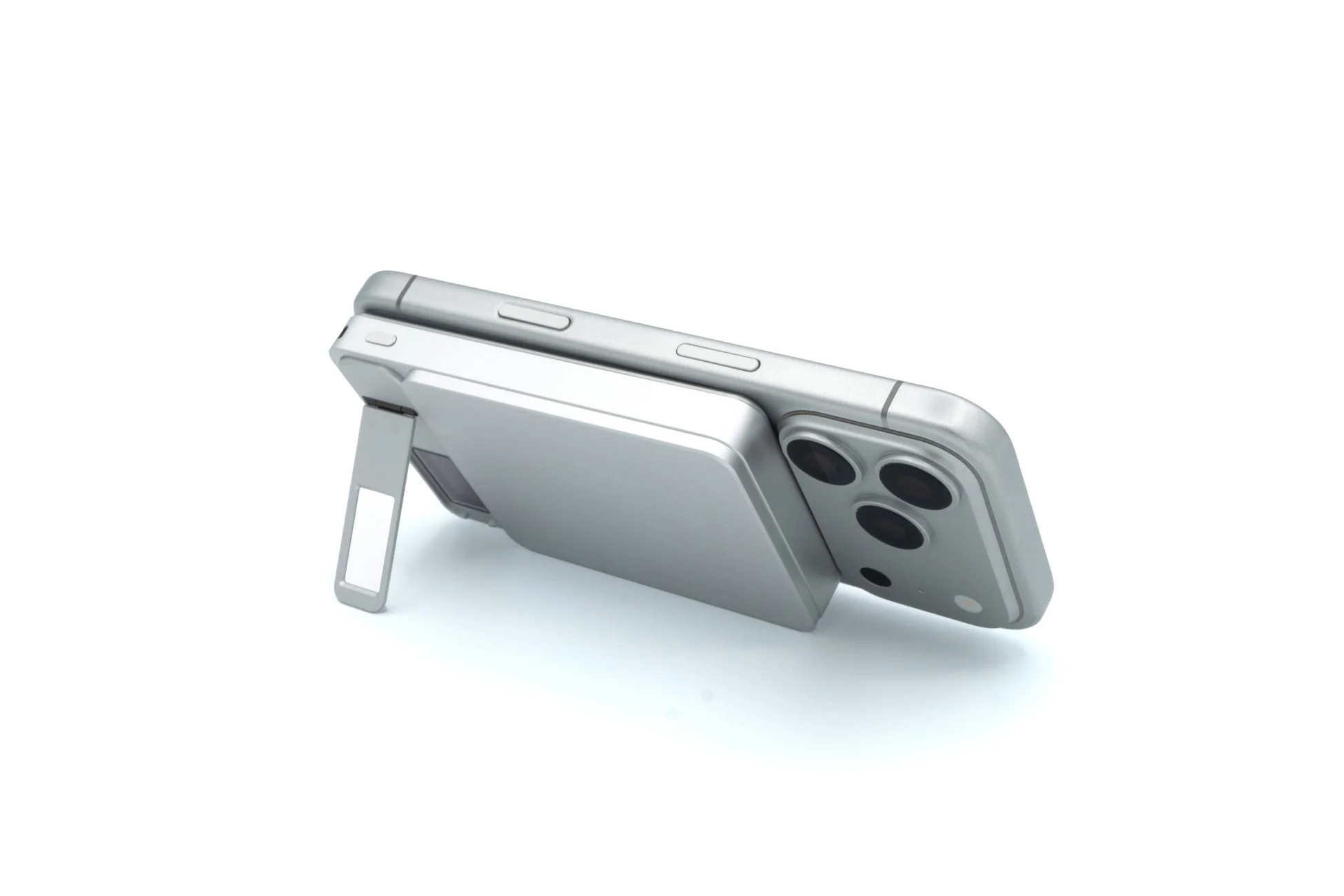 Element Metal Power Bank 8000のスタンド機能でスマホを立てた様子