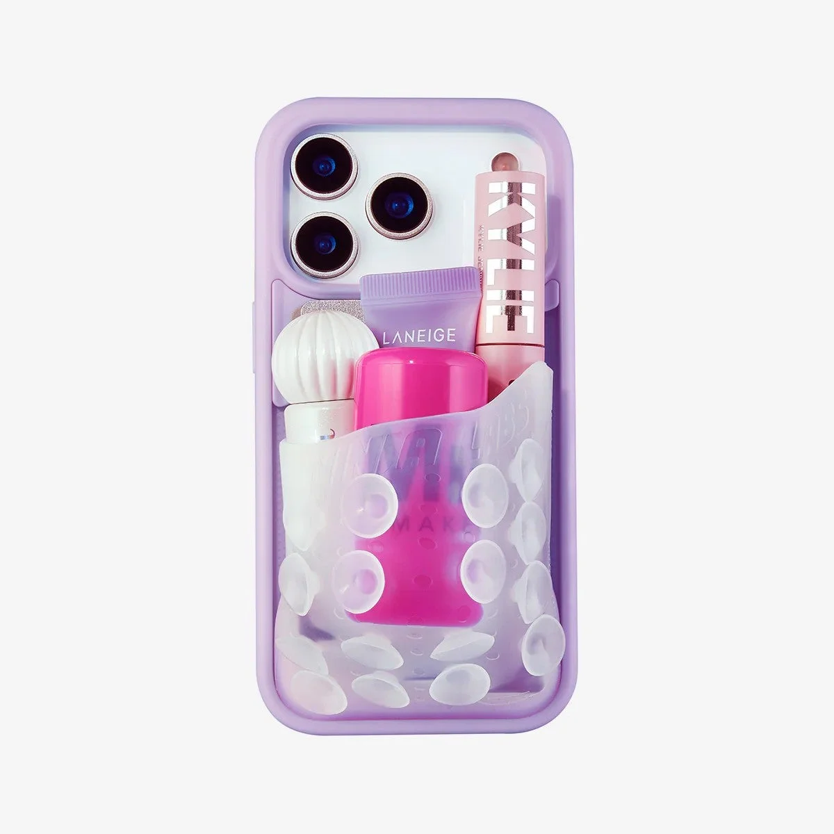 紫色のiPhoneケースに、リップスティックや化粧品ブラシなどのミニコスメが収納されたクリアなポーチ。