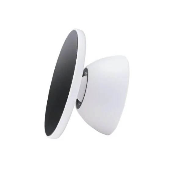 白い背景に置かれた、白と黒のシンプルなデザインの電子デバイス。