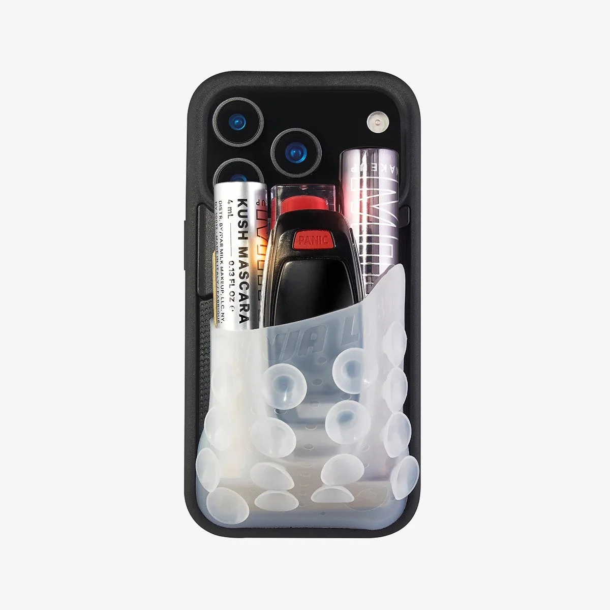 黒いiPhoneケースの背面に、KUSHマスカラや車のキーフォブなどの小物が収納されている。