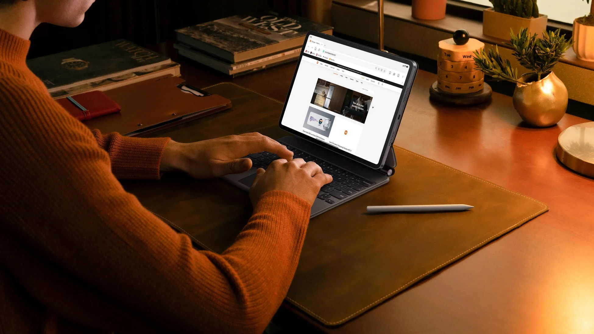 タブレットとキーボードで作業する様子