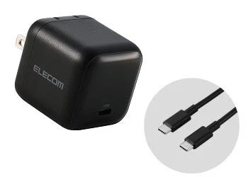 エレコム製の黒いUSB-C対応AC充電器と、USB-Cケーブルが写っています。