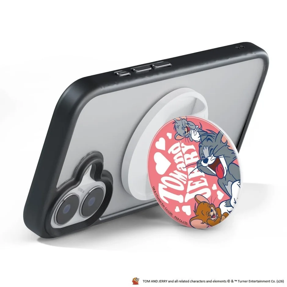 透明なスマホケースを装着したスマートフォンに、トムとジェリーのキャラクターが描かれたピンク色のポップソケットが取り付けられています