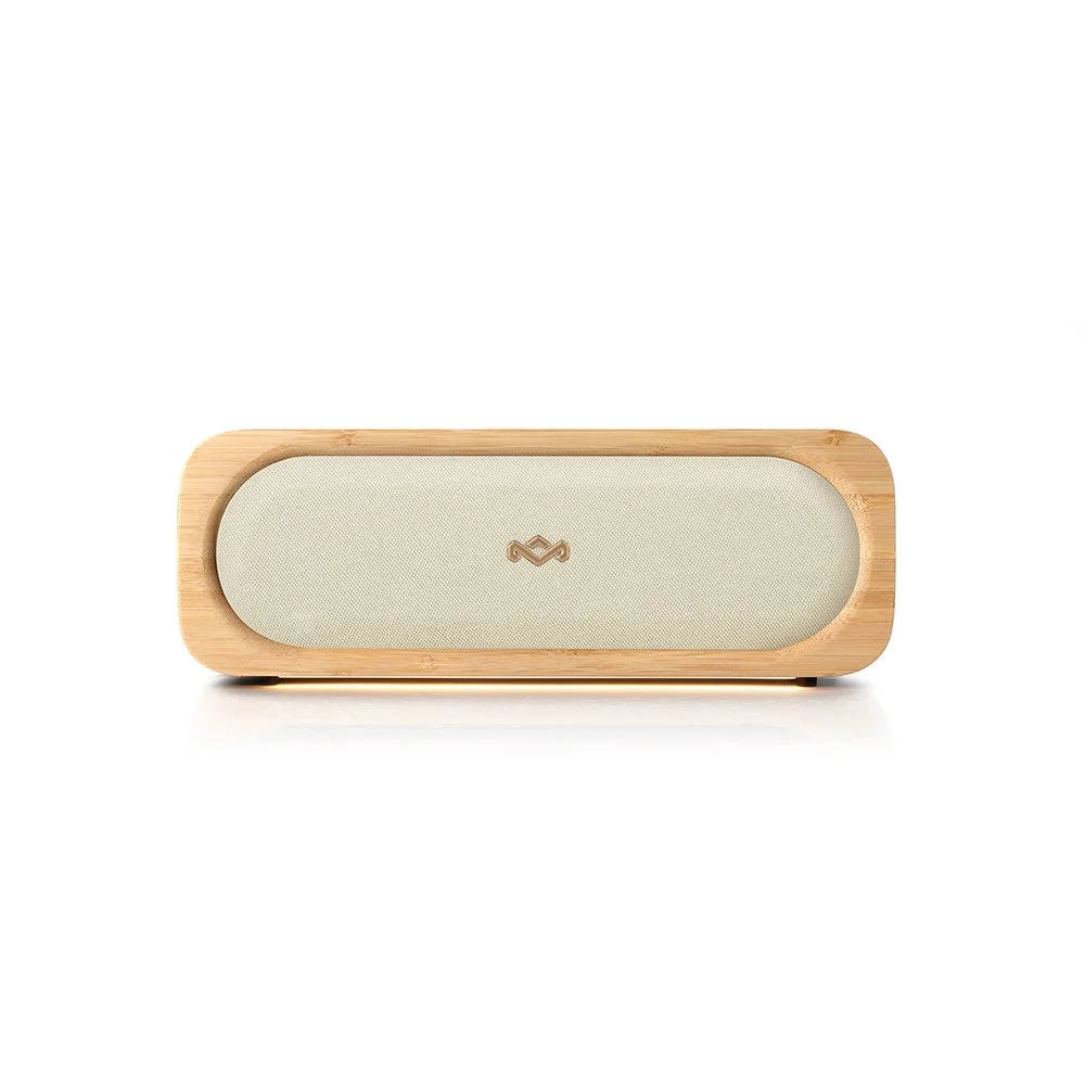 木製のフレームとベージュのファブリックグリルが特徴的な、シンプルでモダンなデザインのワイヤレススピーカーです。中央にはスタイリッシュなロゴマークがあしらわれています。