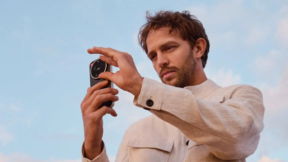 Leica Leitzphoneで撮影する男性