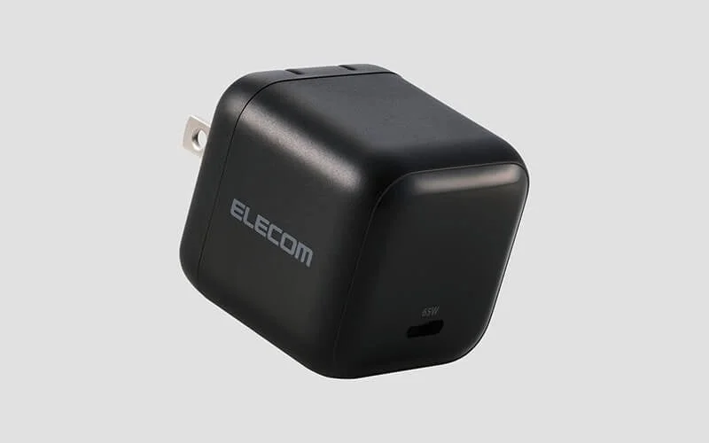 黒色のコンパクトなELECOM製AC充電器