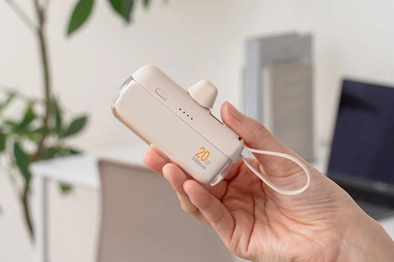 手のひらに収まるサイズのベージュ色のモバイルバッテリーを写した画像