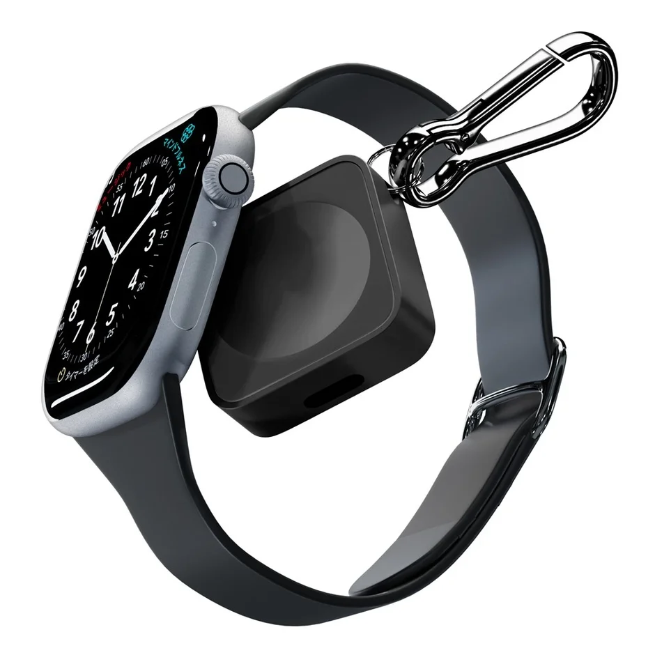 Apple Watchを充電するブラックのポータブル充電器