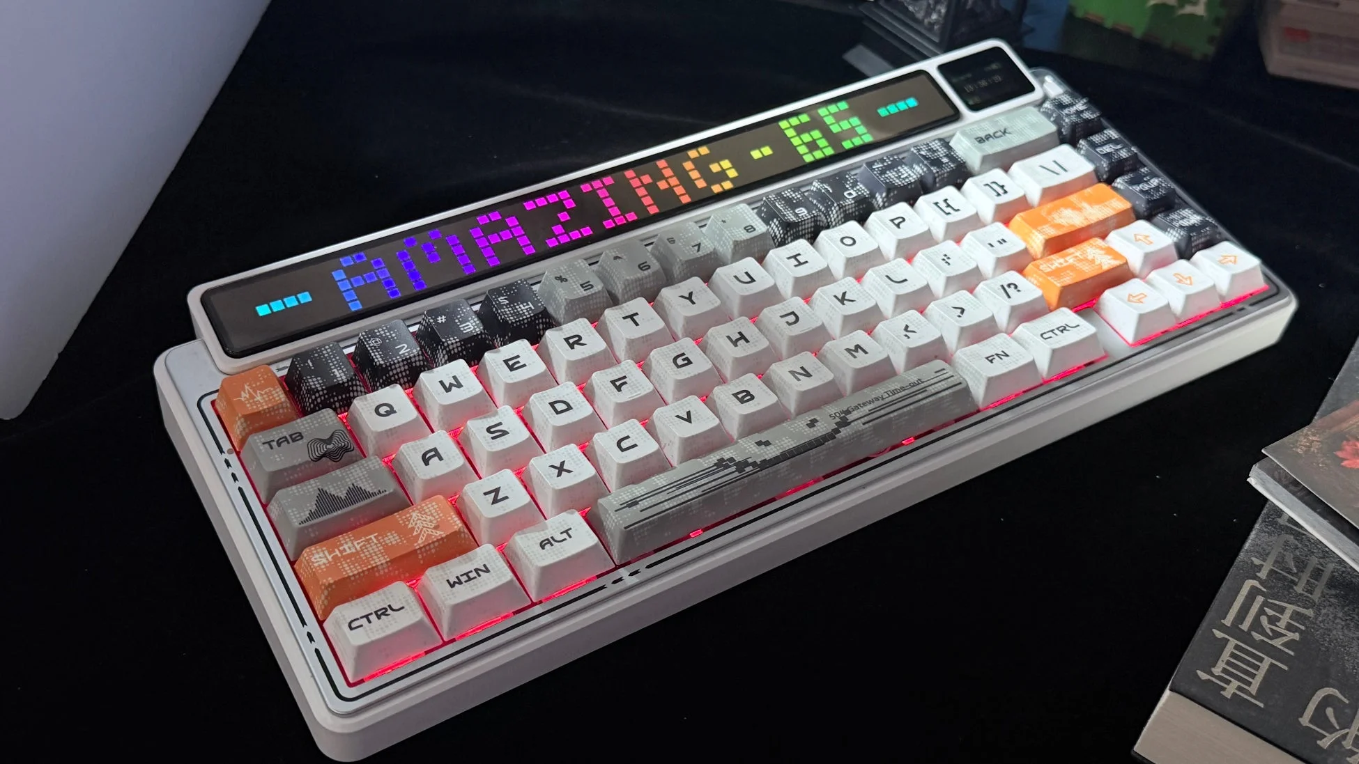 カラフルなピクセル表示と赤色のバックライトが特徴のメカニカルキーボード